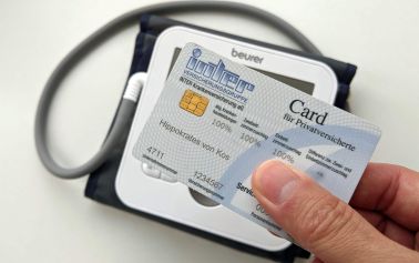 Jemand hält eine Versicherungskarte einer privaten Krankenversicherung in der Hand